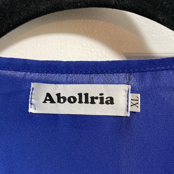 Abollria size large thin cover up for warm evenings BOGO half off! - Picture 2 of 8